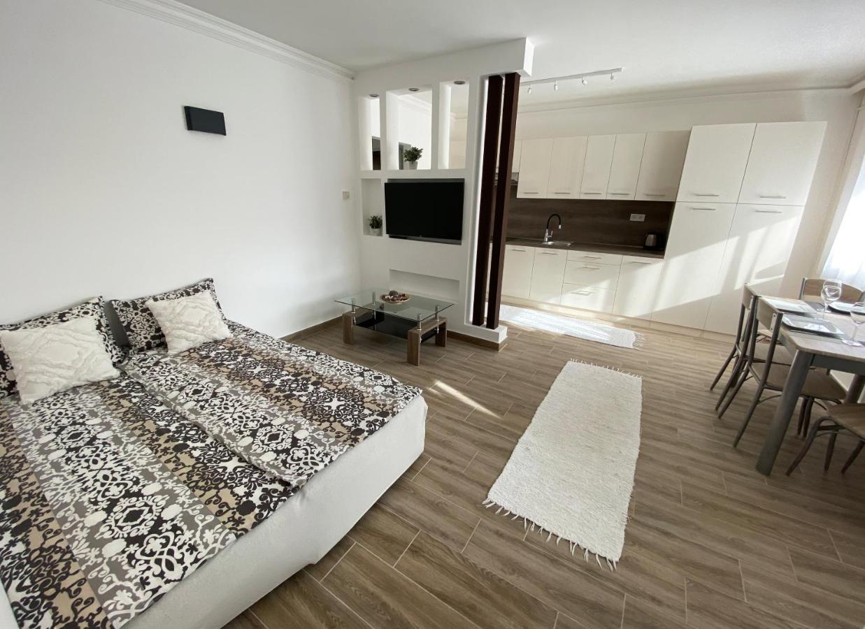 Andrea Apartmanok 2 Hajduszoboszlo Bagian luar foto
